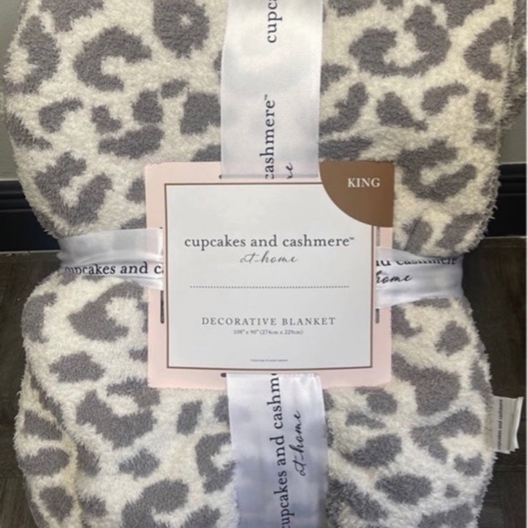 HTF king cupcakes and cashmere leopard blanket!
108 x 90 
grey and white colors - Picture 1 of 1